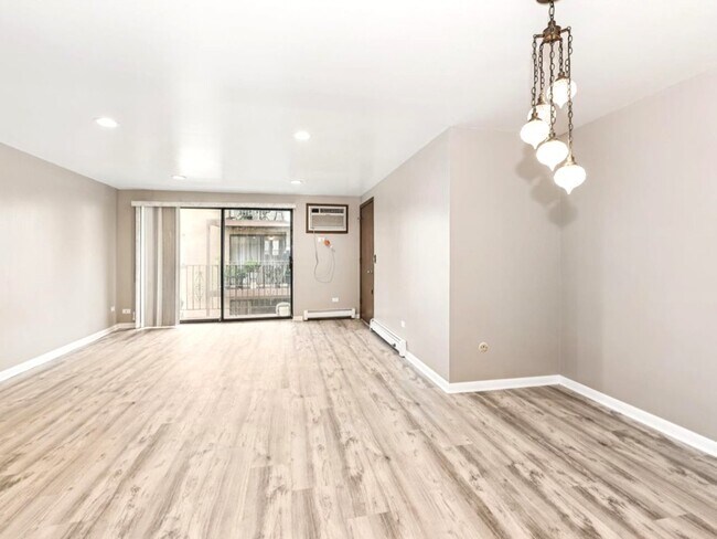 Building Photo - 7202 W Wrightwood Ave