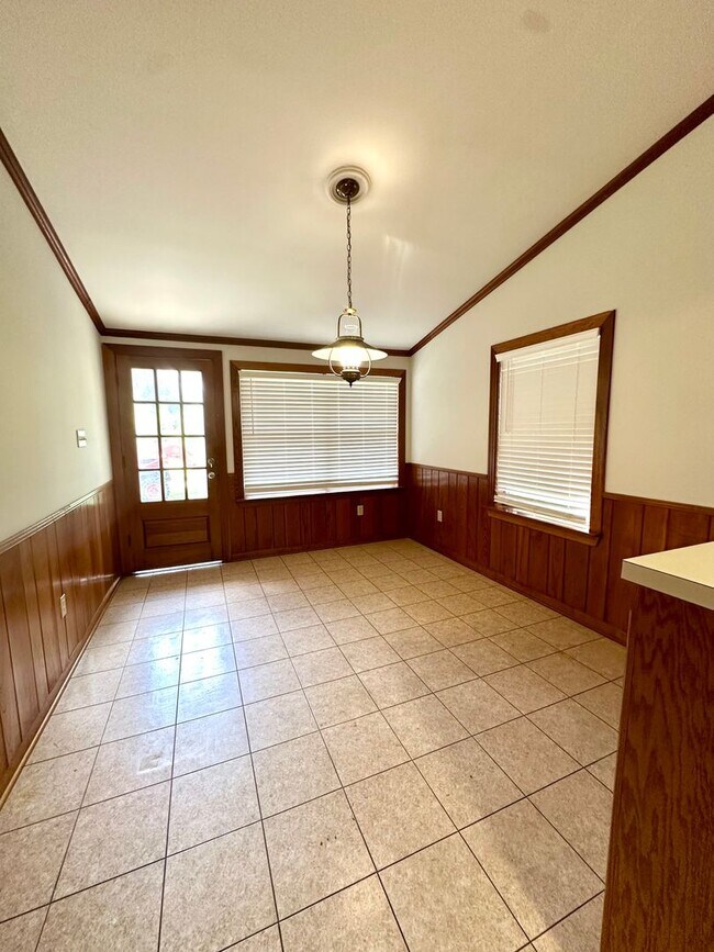 Building Photo - Charming 3-Bedroom, 2-Bathroom, 2,200 Sq. Ft. Home in Broadmoor Subdivision