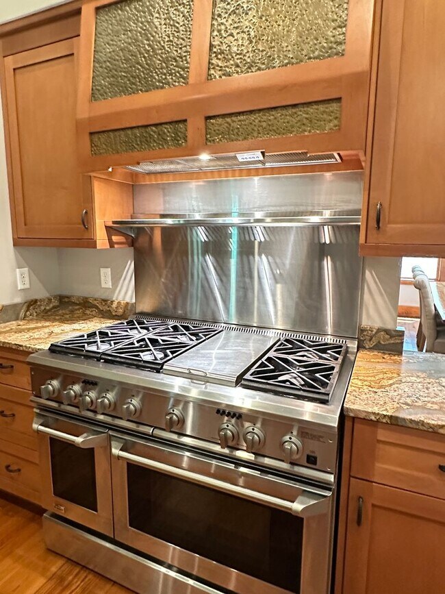 Building Photo - Charming 2 Bed, 2 Bath Custom Ranch on 5 A...