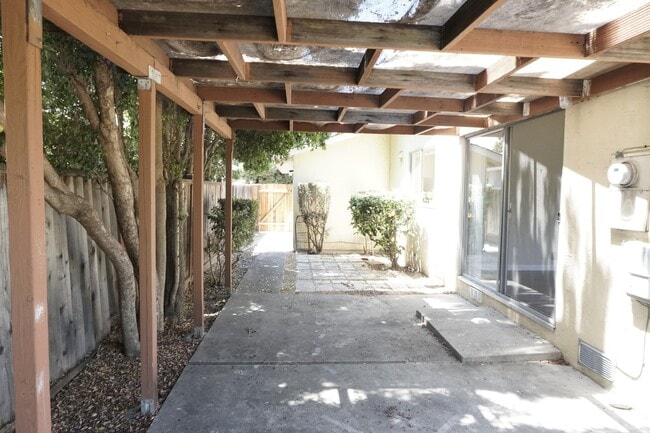 Building Photo - Cute Single Family Home, Updated Kitchen, ...
