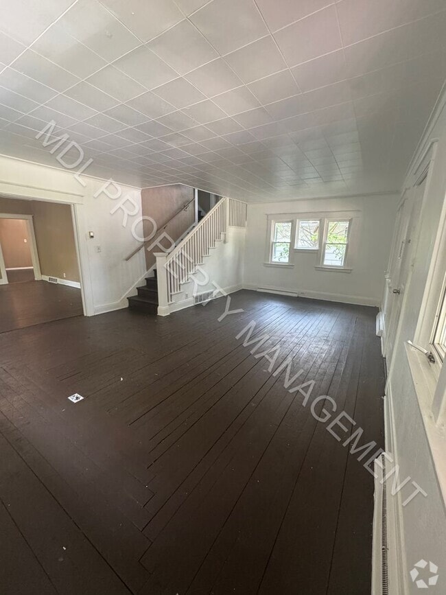 Building Photo - 4 Bedroom 1.5 Bathroom Home