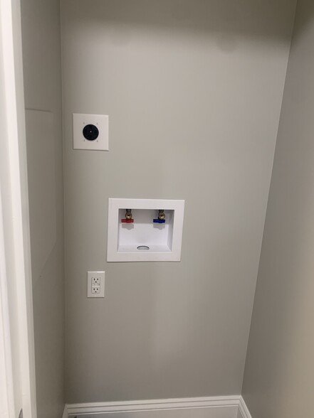 Washer & Dryer hookup - 2727 N 5th Street Hwy