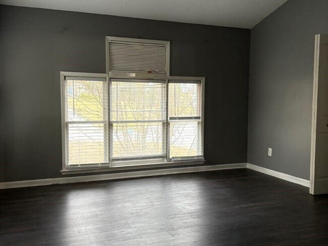 Building Photo - 1562 Linksview Close