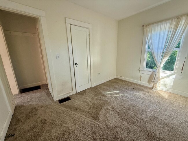 Building Photo - 1435 1/2 15th St N. - 1435 1/2 15th St N