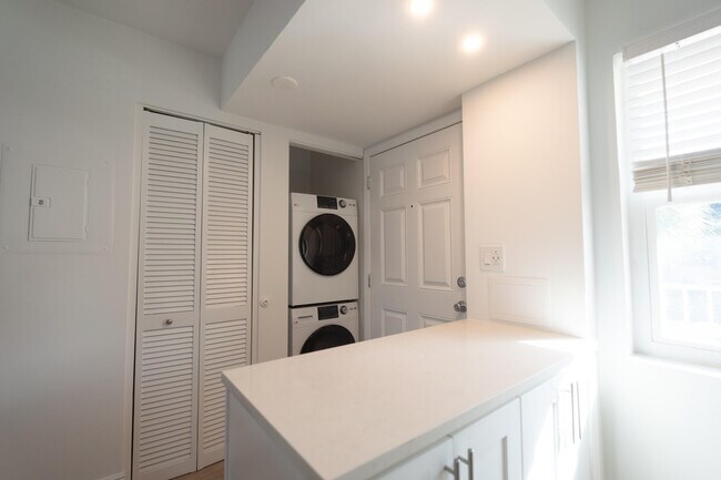 Building Photo - 2108 S Cypress Bend Dr