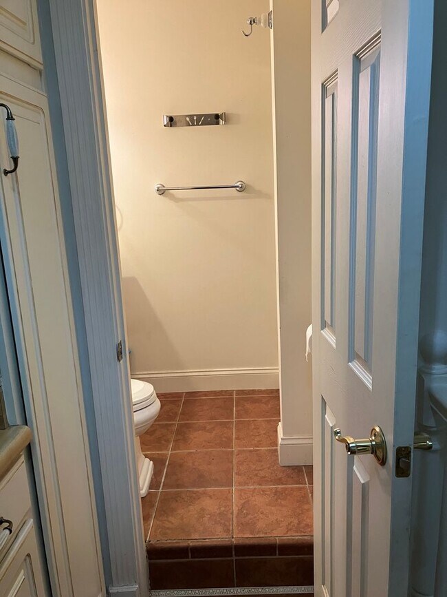 Building Photo - Furnished 6 month rental