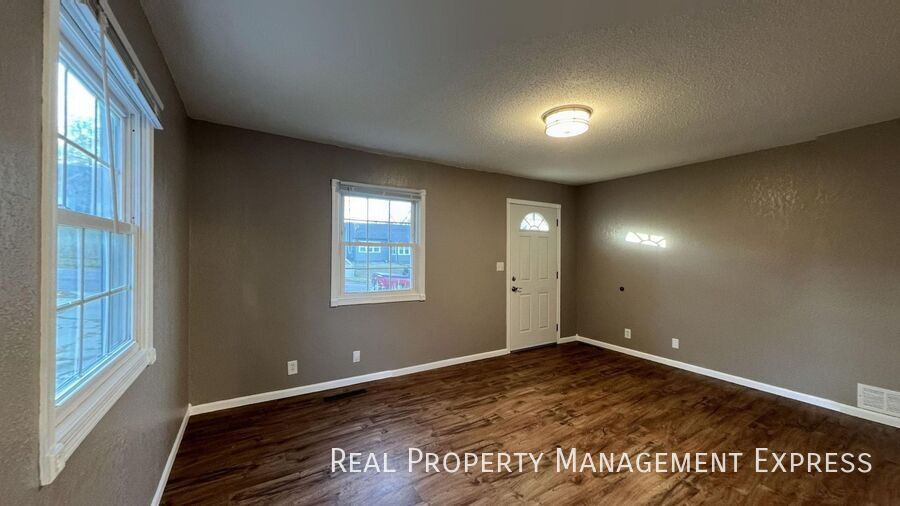 Building Photo - 3 Bedroom 1 Bathroom Single Family Home ne...