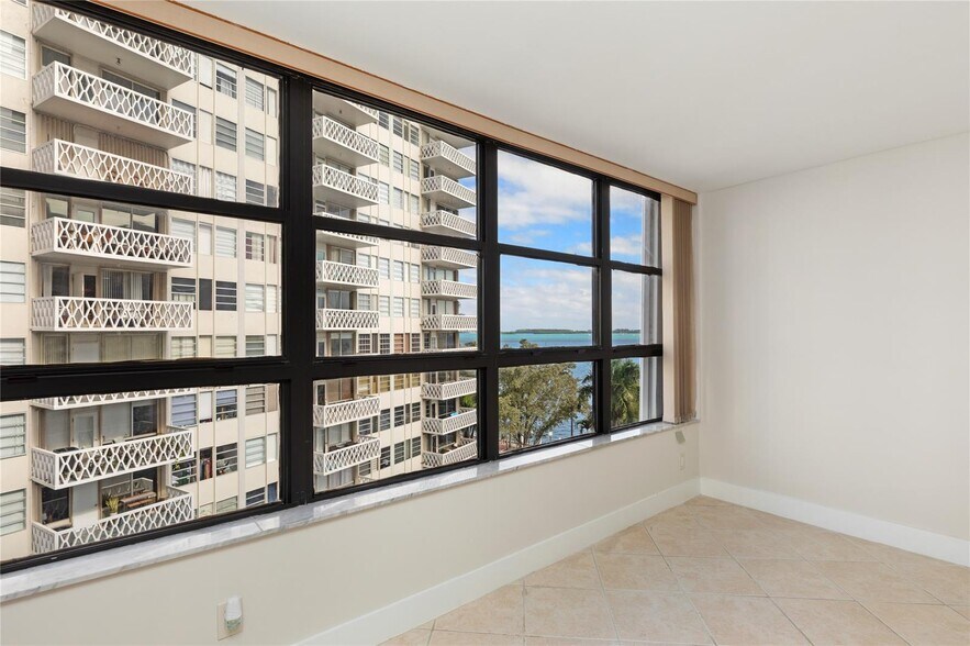 Building Photo - 1440 Brickell Bay Dr