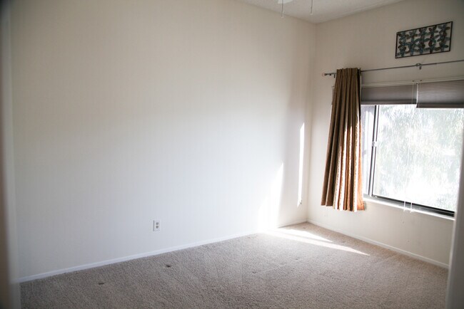 Building Photo - 10945 Hortense St