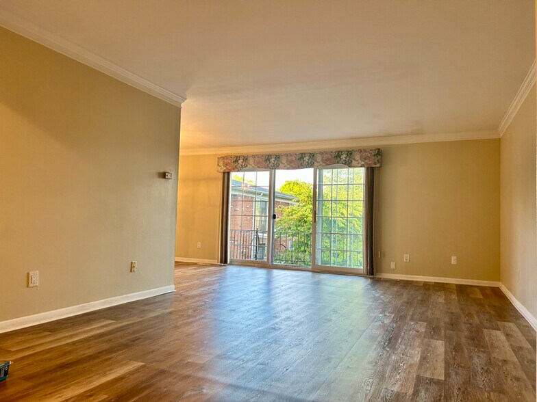 Building Photo - 474 Fox Hills Dr S