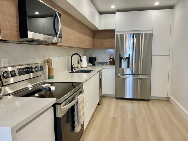 Building Photo - 3001 S Ocean Dr
