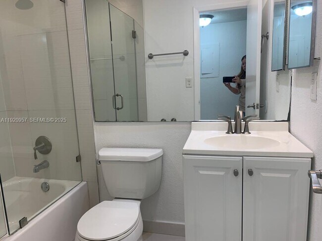 Building Photo - 907 NE 199th St