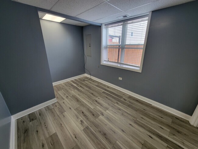 Building Photo - 6222 W Addison St