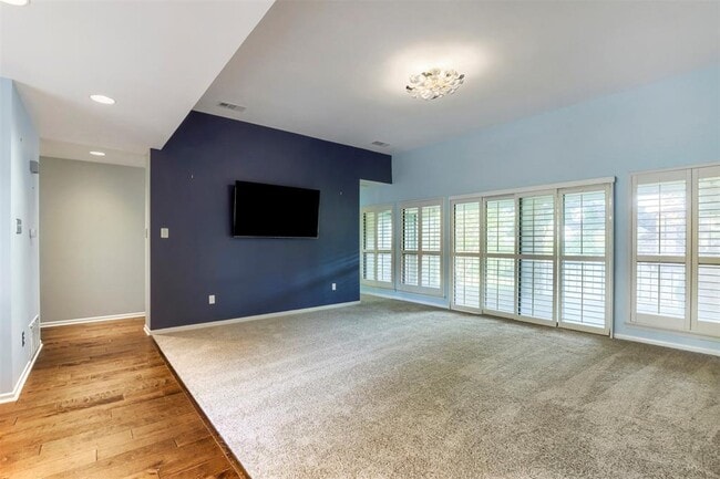 Building Photo - 208 Crescent Bluff