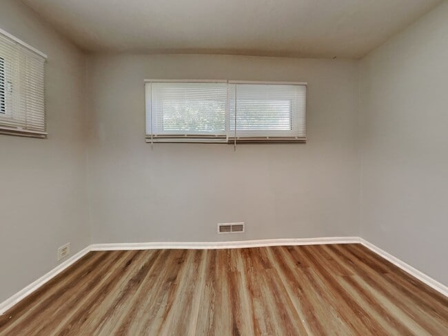 Building Photo - Charming 3-Bedroom Home with Sunroom, Fireplace & Garage in Kansas City, MO!