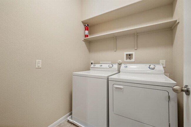 Building Photo - 2880 Donnell Dr