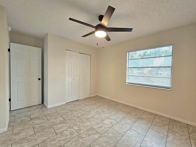 Building Photo - [1736-1738] Fern Rd E