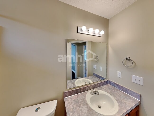 Building Photo - 1212 Wembley Dr