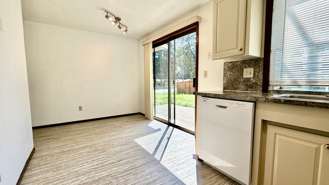 Building Photo - Two Bedroom Townhome with AC, Garage & Ful...