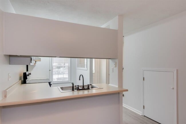 Building Photo - Remodeled 2 bedroom 1.5 bathroom townhome ...