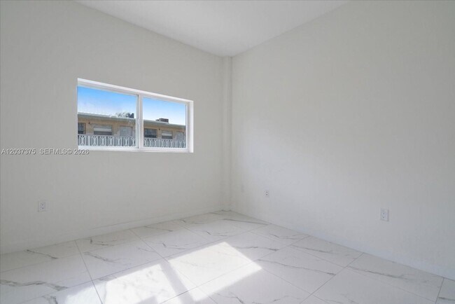 Building Photo - 420 SW 7th Ave
