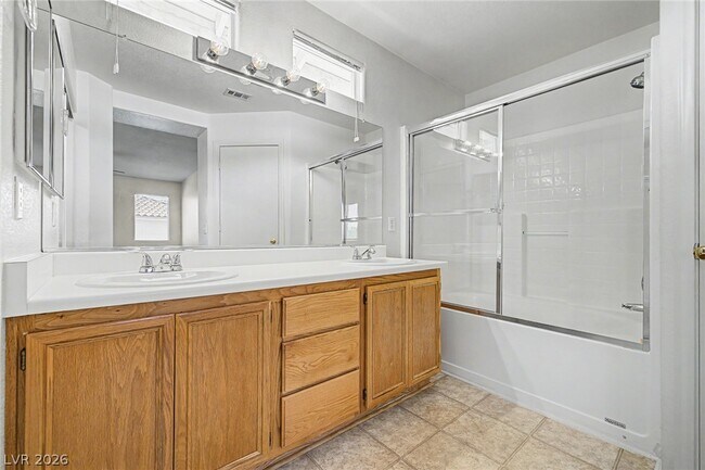 Building Photo - 2392 Predera Ave