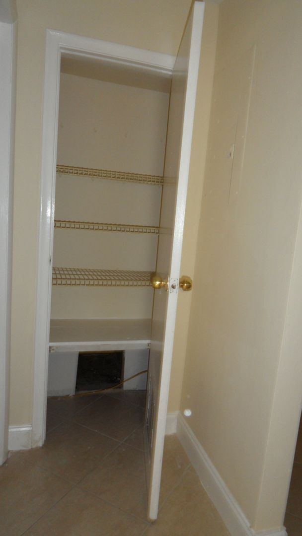 Building Photo - 3BED/2BATH house with Large fenced backyard and split floorplan!