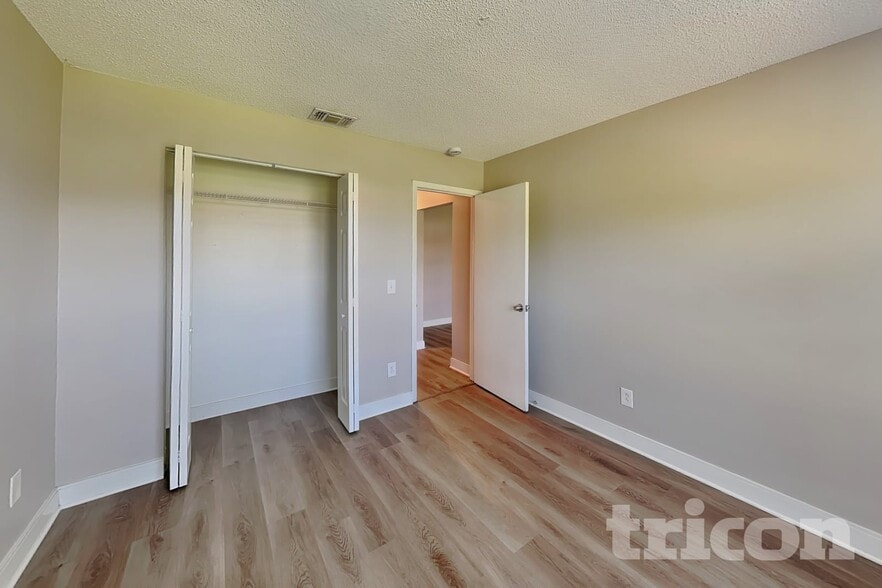 Building Photo - 1020 Red Oak Cir