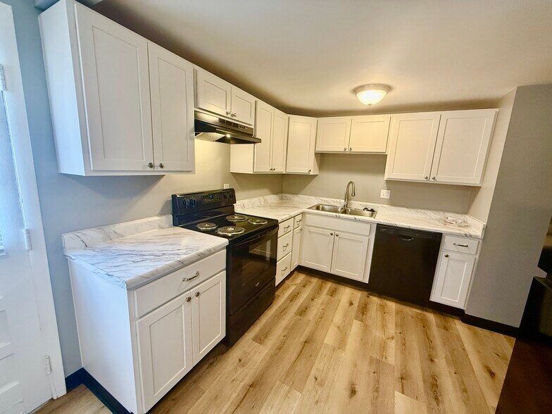 Building Photo - 4944 Fairway Ct