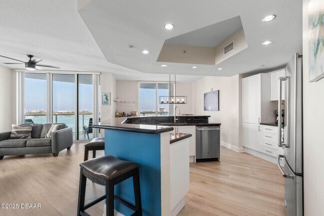 Building Photo - 231 Riverside Dr