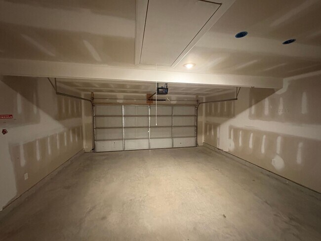 Building Photo - 3 bed, 2 bath available for rent now!