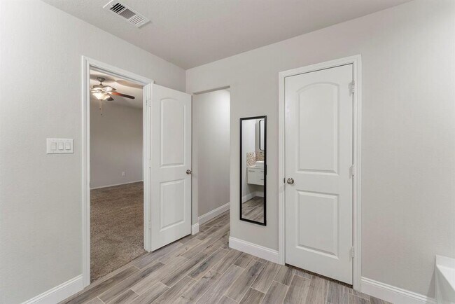 Building Photo - 14077 Lake Cres Dr