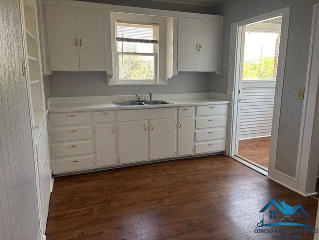 Building Photo - For Rent - 2 Bed/ 1 Bath Home