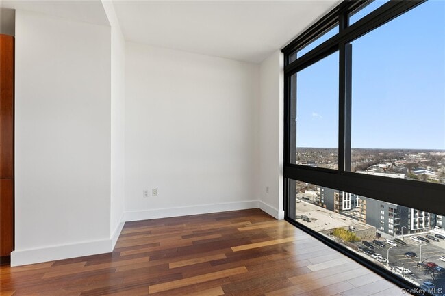 Building Photo - 175 Huguenot St