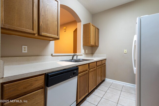 Building Photo - 10550 Baymeadows Rd