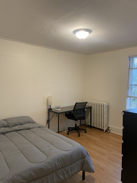 bedroom 2 - 826 N Aurora St