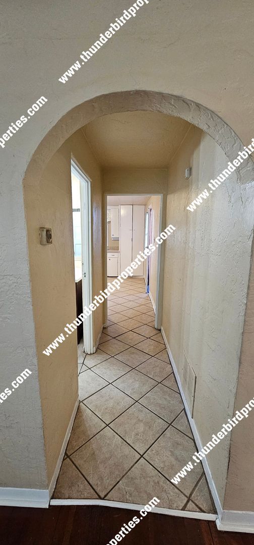 Building Photo - 2 bedrooms, 1 bath in North Valley