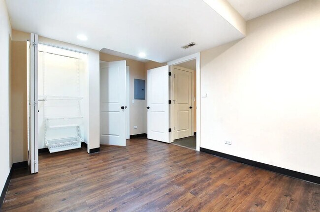 Building Photo - 1352 N La Salle Dr