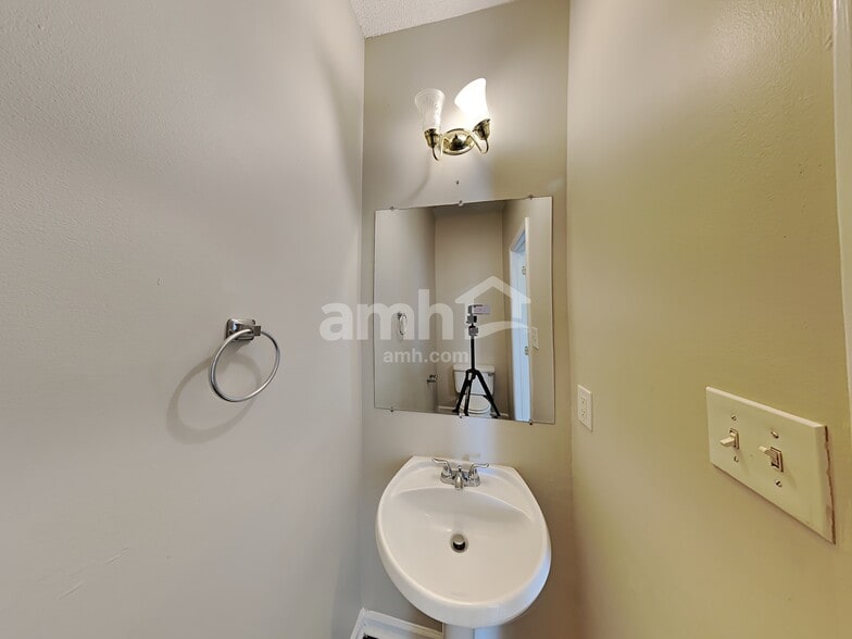 Building Photo - 14821 Ashlight Dr