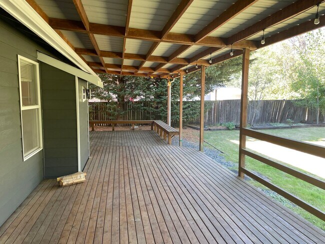 Building Photo - Single Level Holmes Harbor Charmer!
