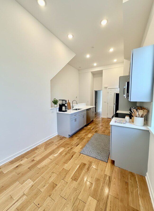 Building Photo - 2722 Master St