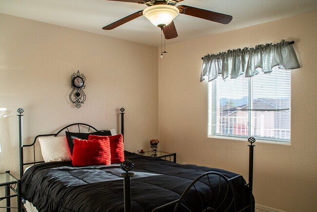 Building Photo - 3080 Shoshone Dr