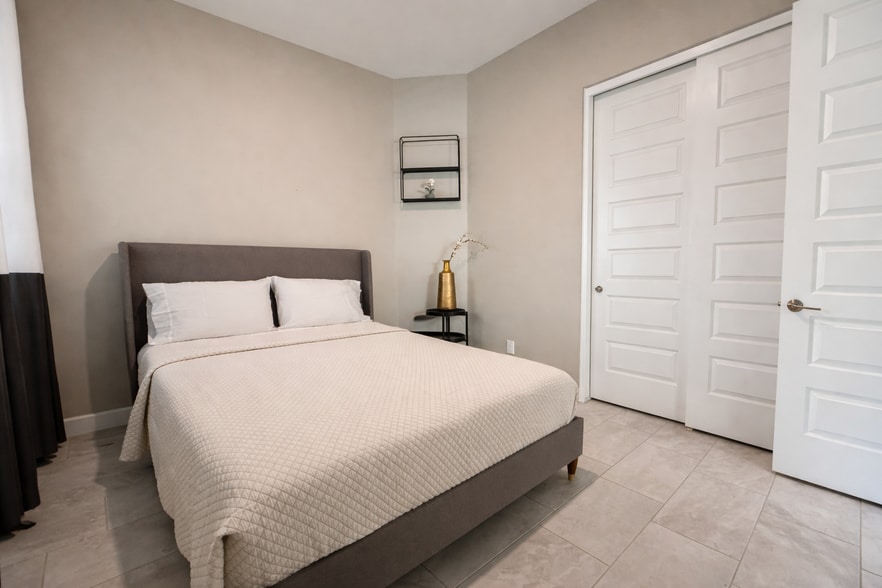 Building Photo - 2506 E Pleasant Ln