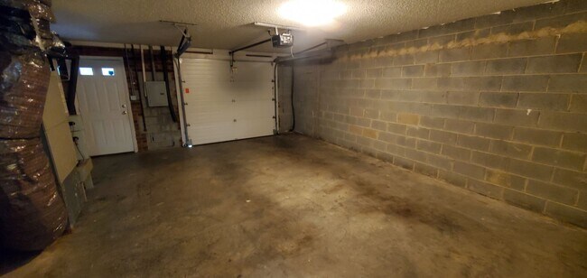 Building Photo - 2 Bedroom 3.5 Bathroom Townhouse