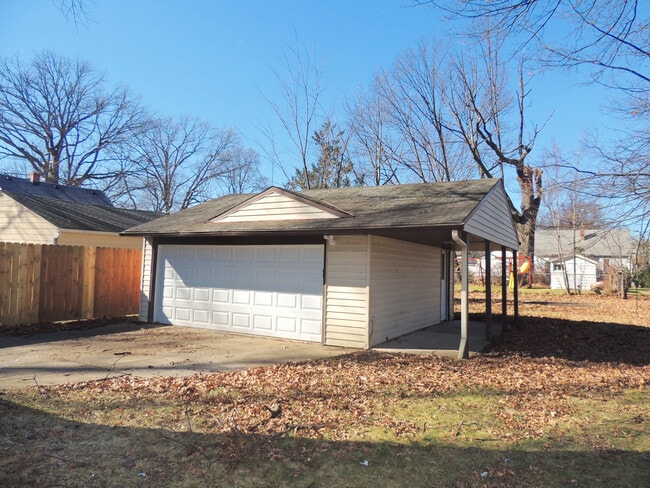 Building Photo - 3 Bed - 1 Full Bath Ranch for Rent