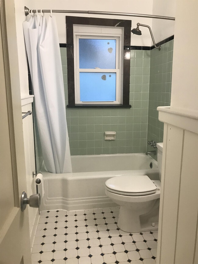 Building Photo - 1005 NE 7 Pl