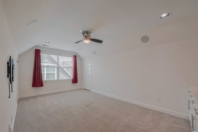 Building Photo - 854 W 20th St