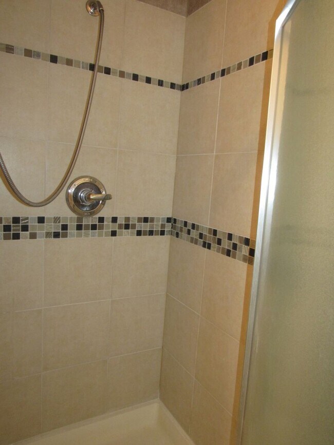 Building Photo - 2 Bedrooms plus 2 non confirming bedrooms in the basement close to light rail