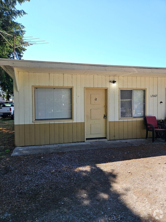 Building Photo - 1 bedroom duplex close to shopping