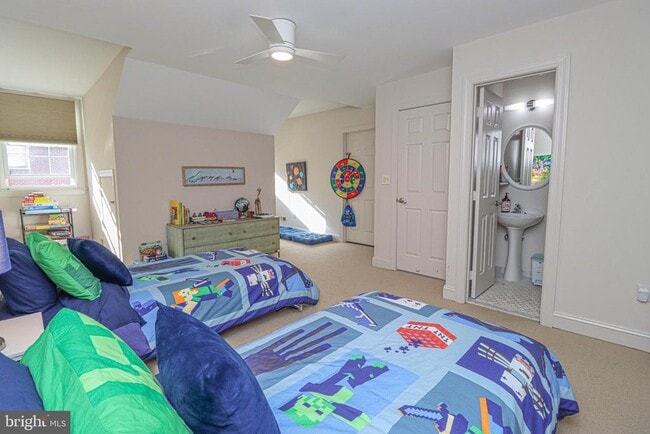 Building Photo - 1596 N Colonial Terrace